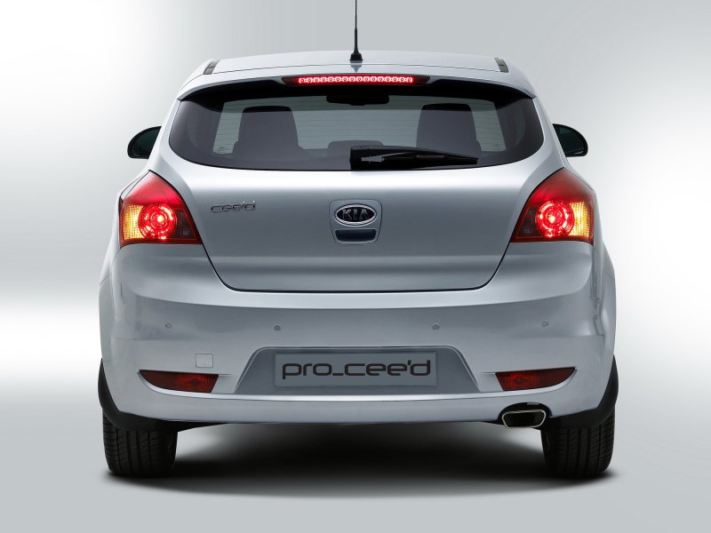 Kia Ceed 2009 сзади