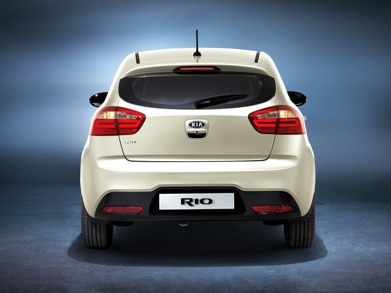 Kia Rio хэтчбек 2015 сзади
