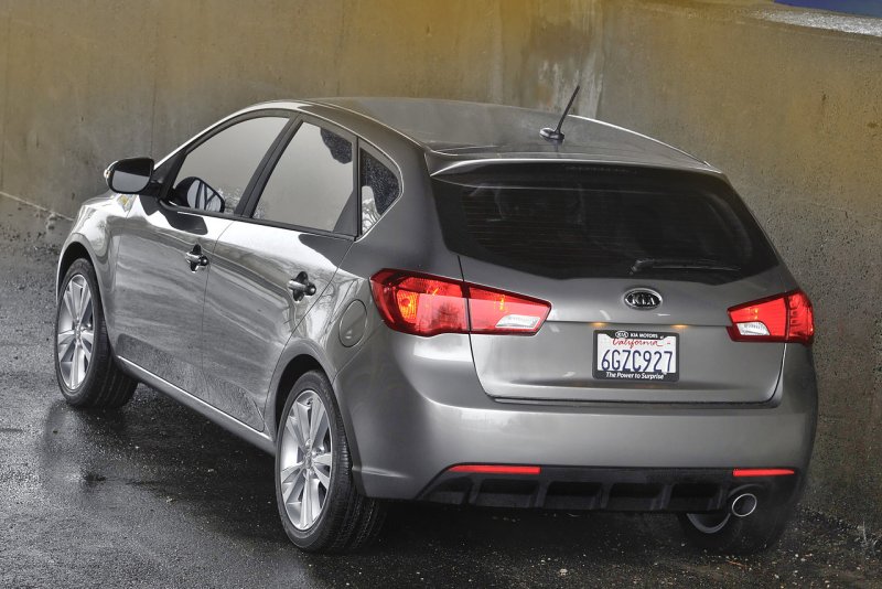 Kia Forte 2010 хэтчбек