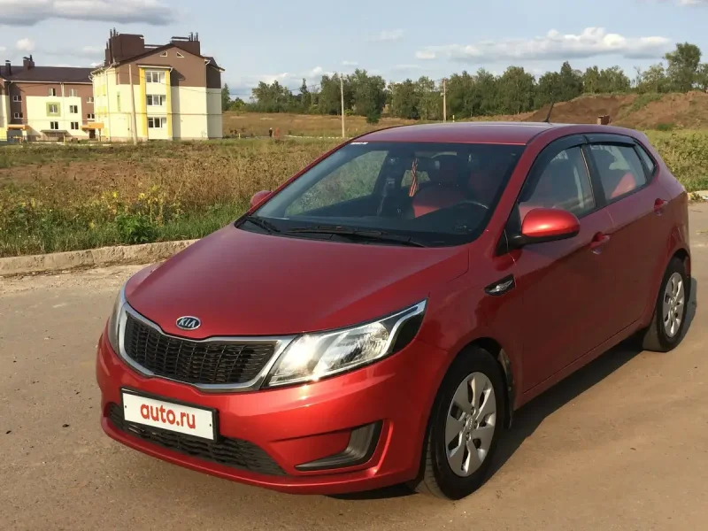 Kia Rio хэтчбек 2012 красный