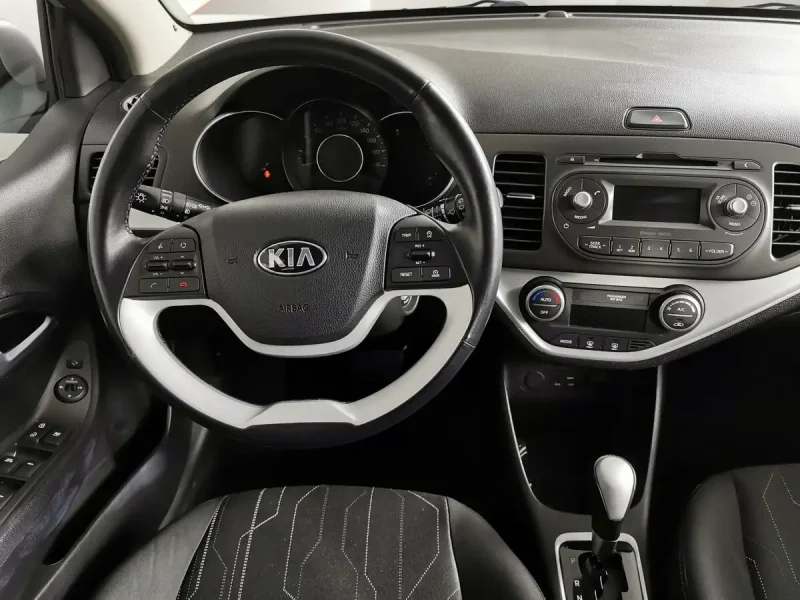 Белая Kia Picanto салон