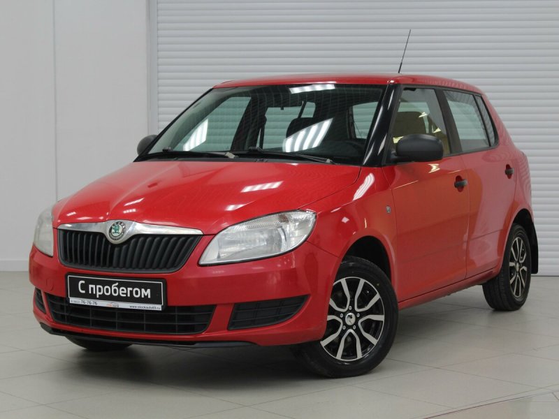 Skoda Fabia красная