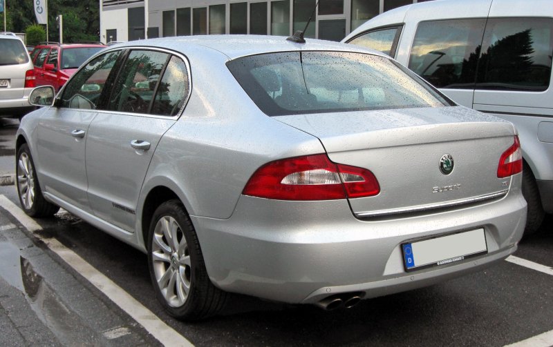 Skoda Superb 2015 сзади