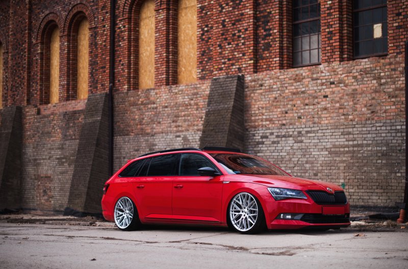 Skoda Superb Combi stance