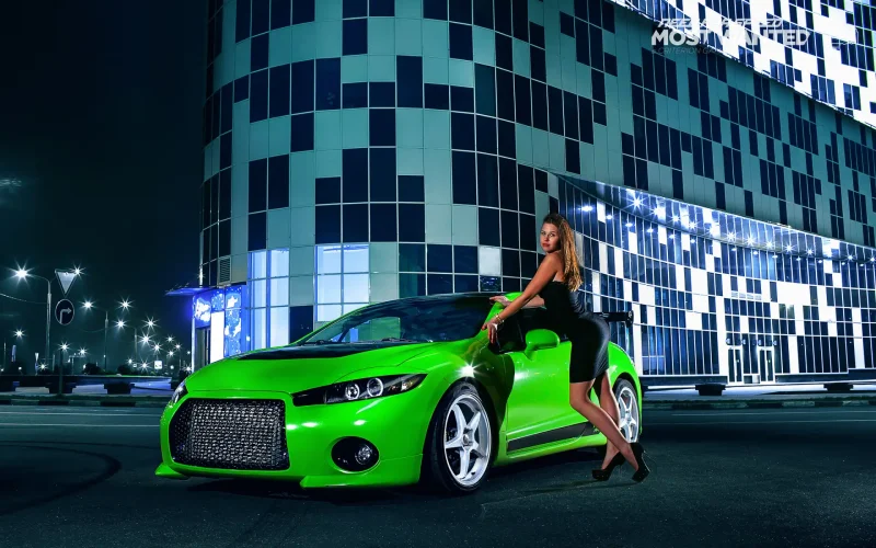 Зеленый автомобиль и девушка