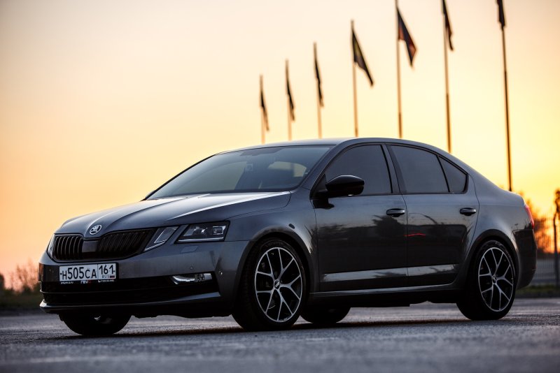 Skoda Octavia a7 красная