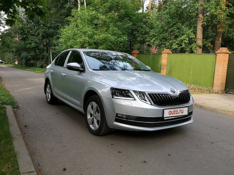 Серебристая Skoda Rapid 2018