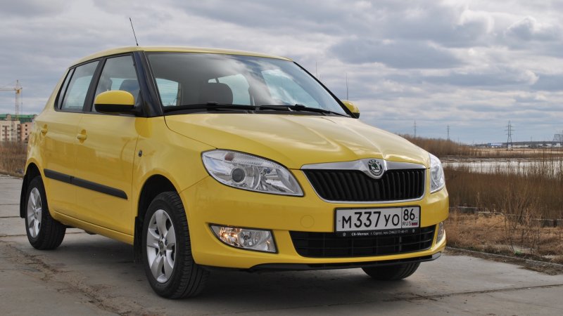 Skoda Fabia желтая