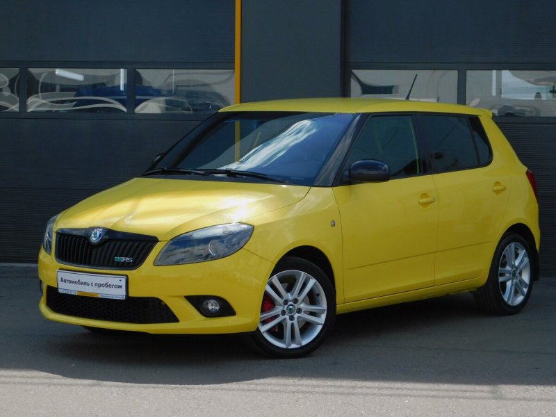 Skoda Fabia 2013 серебристо-желто-зеленая