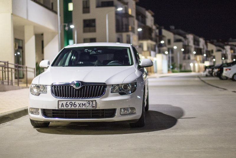 Skoda Superb белая