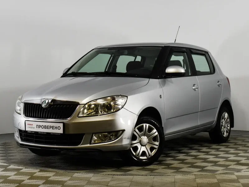 Автомобиль Skoda Fabia серебряный