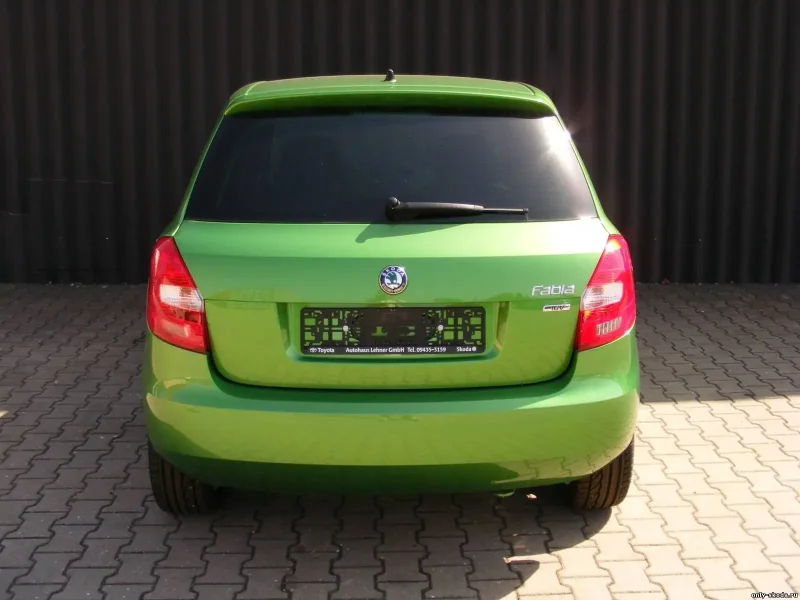 Skoda Fabia 1 сзади