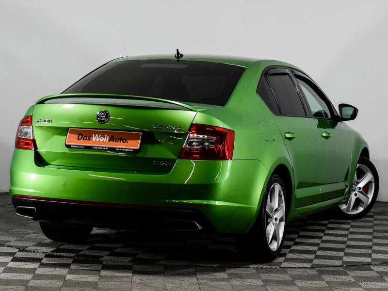 Škoda Rapid зеленый