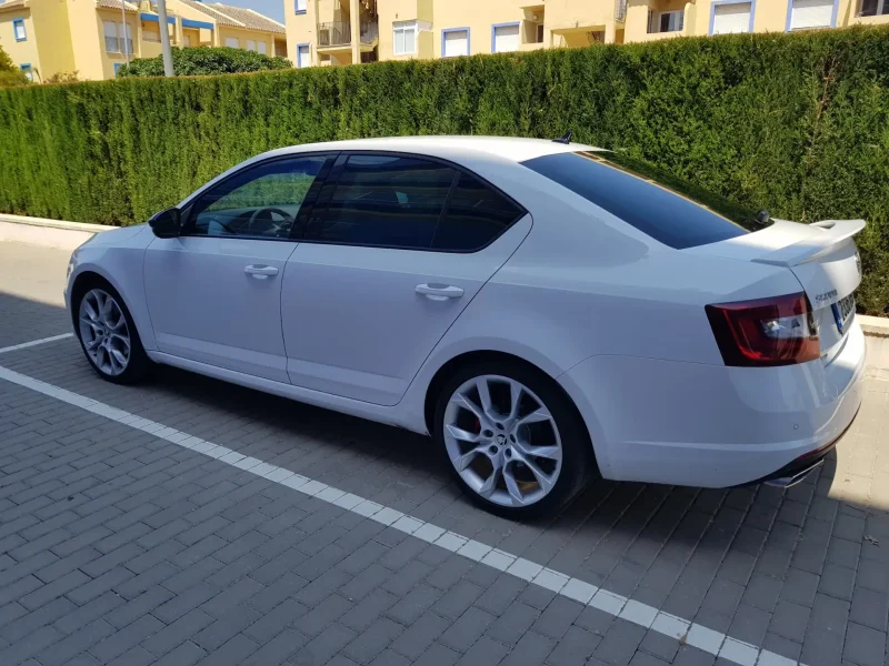 Skoda Octavia a7 RS белая