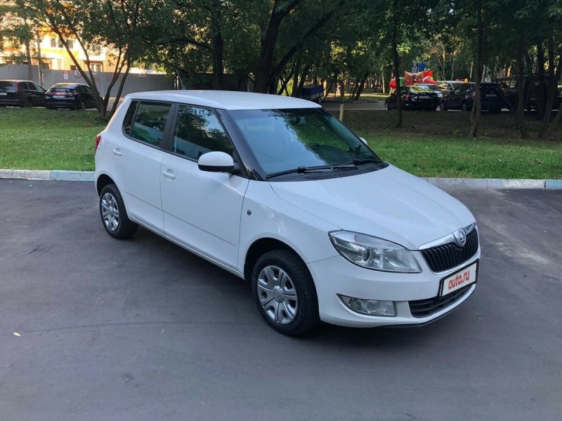 Skoda Fabia белая