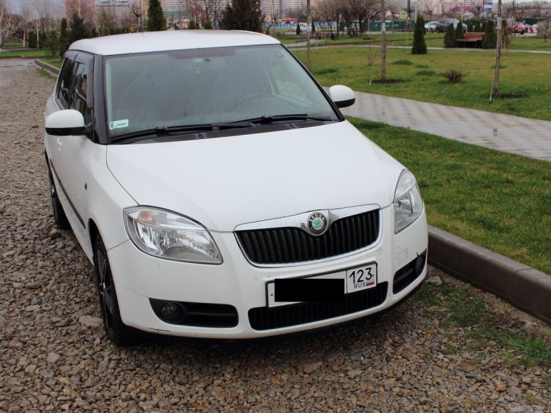 Škoda Fabia белая