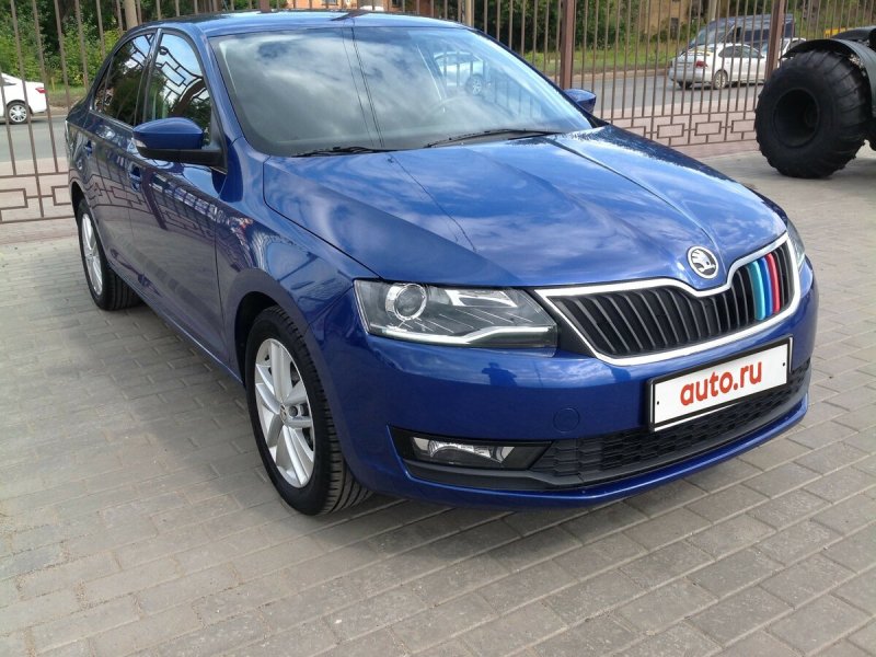 Skoda Rapid синяя