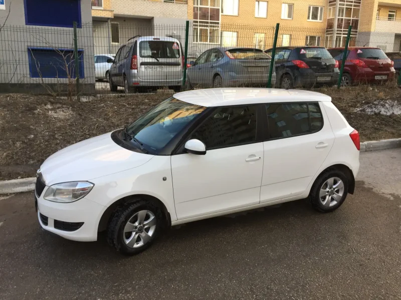 Škoda Fabia 2013 белая