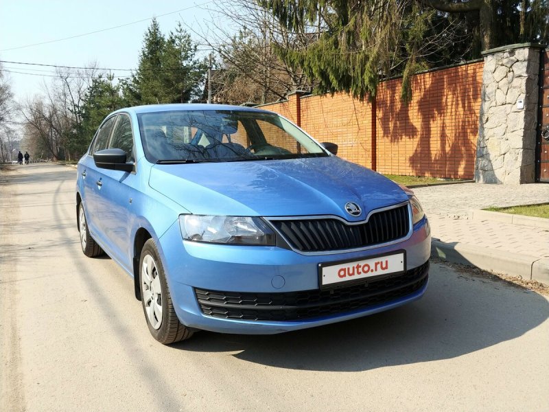 Skoda Rapid 2015 синяя