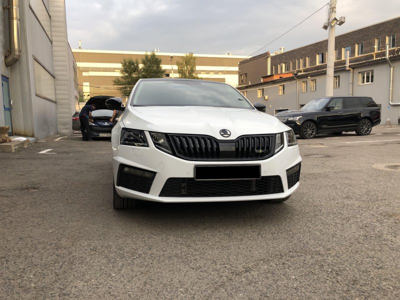 Skoda Octavia a7 FL белая