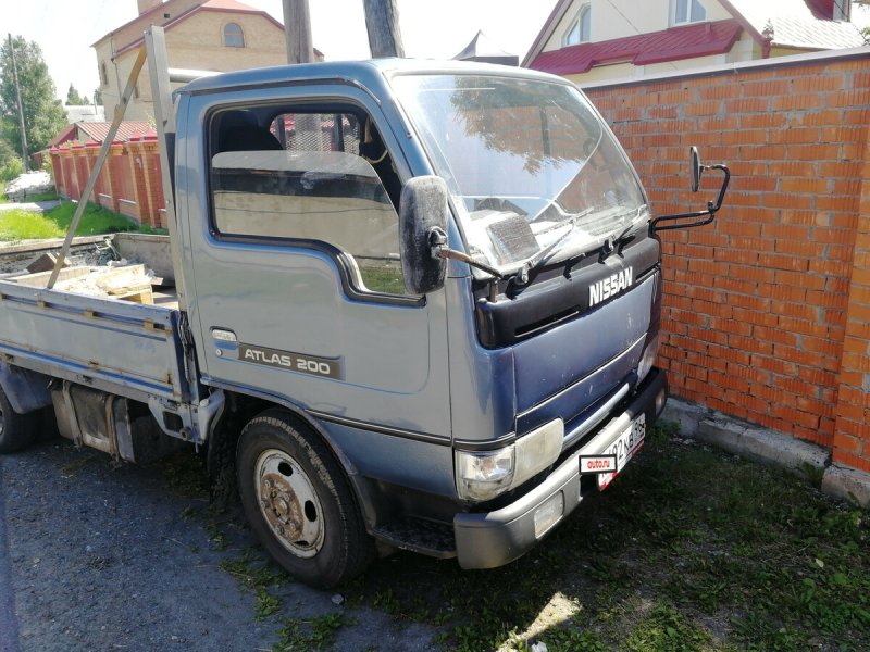 Nissan Atlas синий