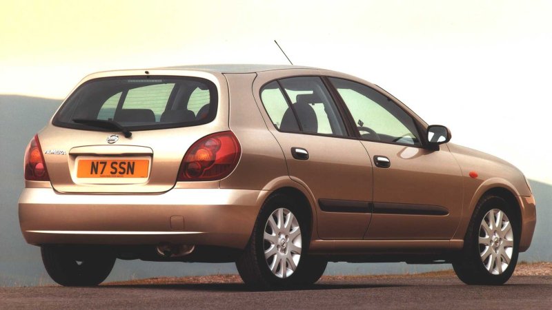 Nissan Almera 2000 хэтчбек