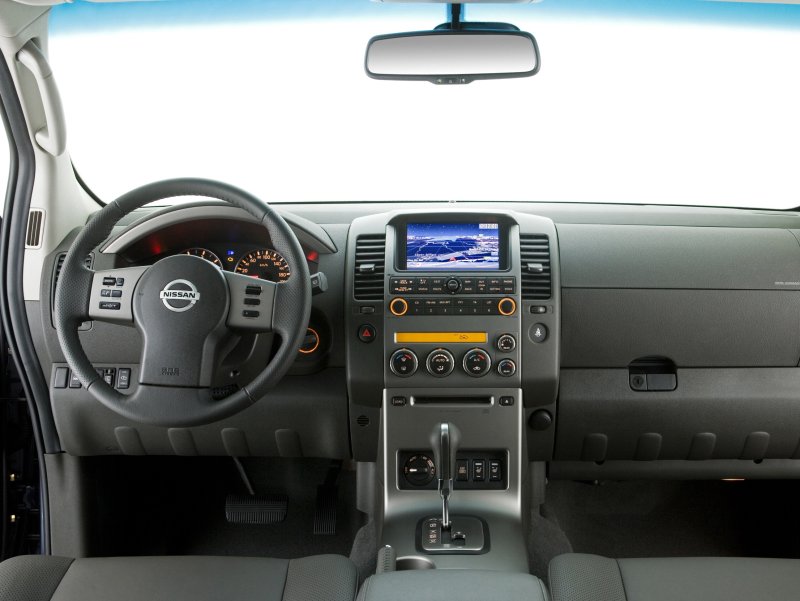 Nissan Pathfinder 2005 салон