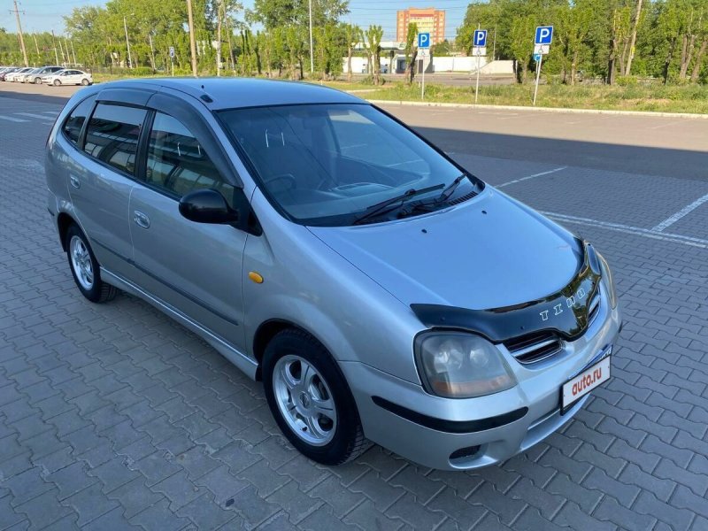 Nissan Tino 2001