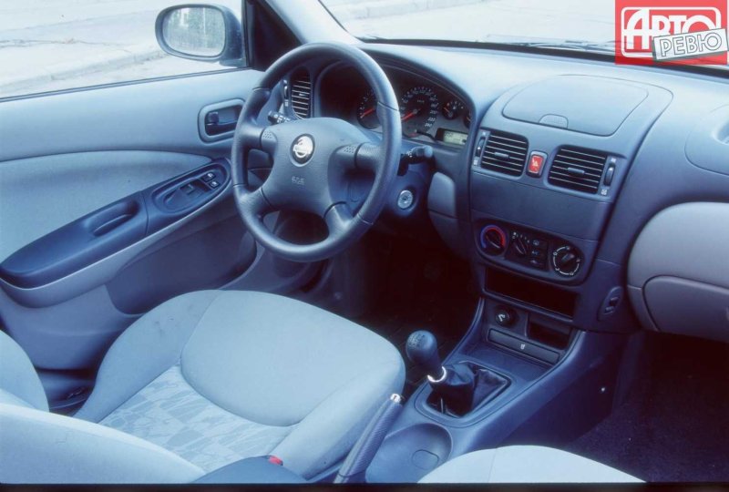 Nissan Almera 2 n16 2000 хэтчбек