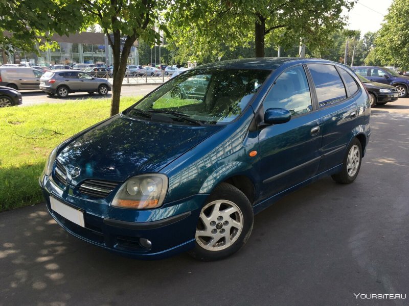 Nissan Almera Tino 2001 года