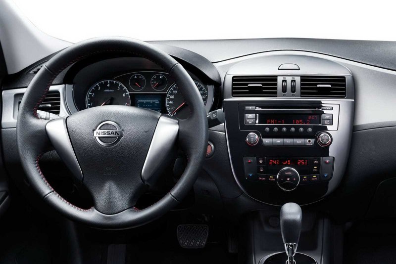 Nissan Tiida 2012 салон