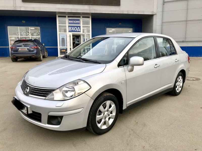 Nissan Tiida 2008 седан салон