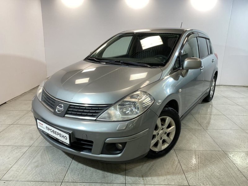 Nissan Tiida 2008 седан салон