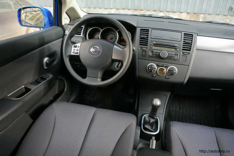 Nissan Tiida 2006 салон