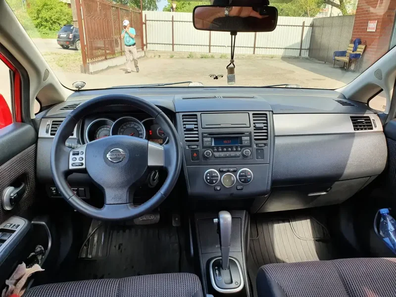 Nissan Tiida 2008 седан салон