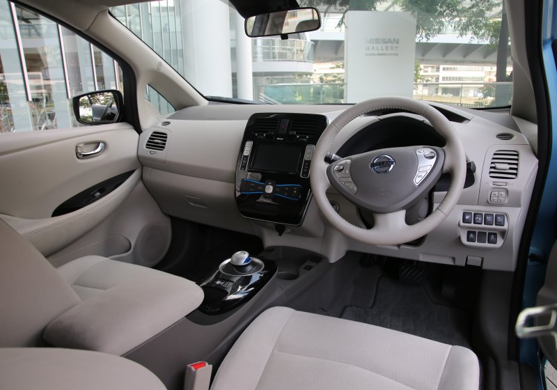 Nissan Leaf 2011 интерьер