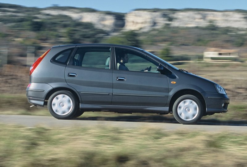 Nissan Almera Tino