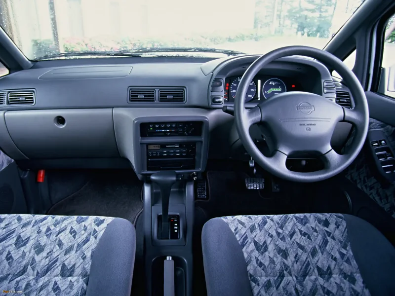 Nissan Prairie Joy 1997 салон