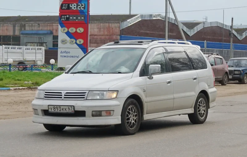 Mitsubishi Chariot 2000
