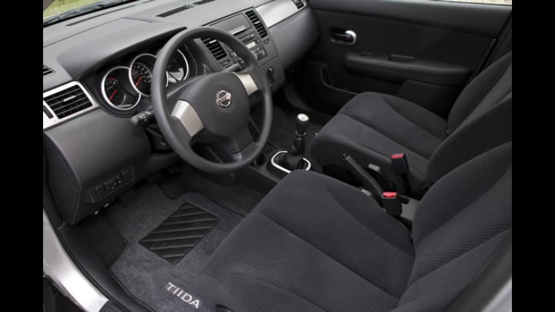 Nissan Tiida 2012 хэтчбек салон
