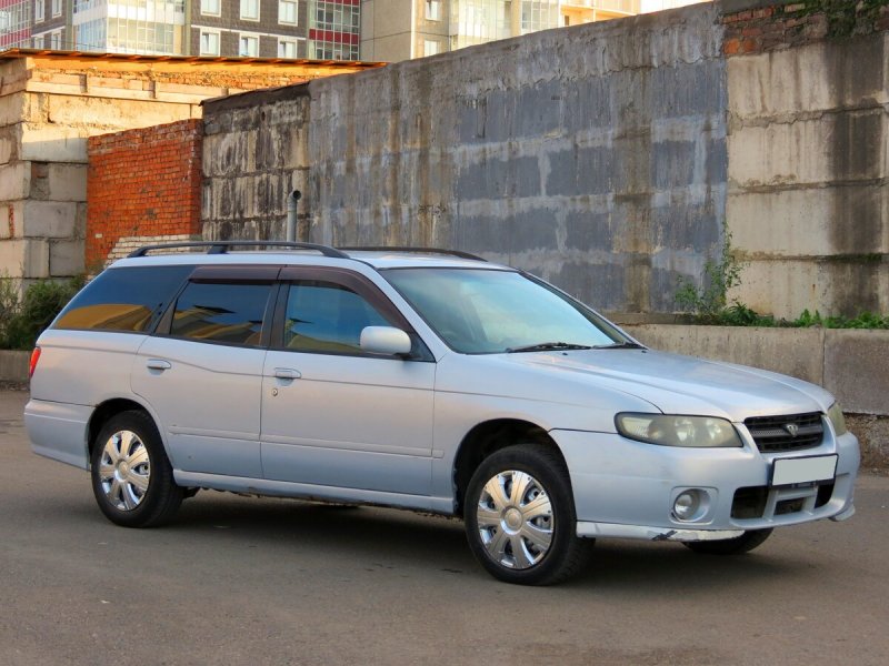 Nissan Avenir 2000 год