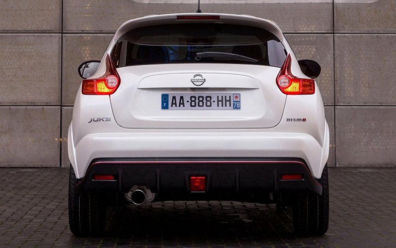 Nissan Juke белый сзади