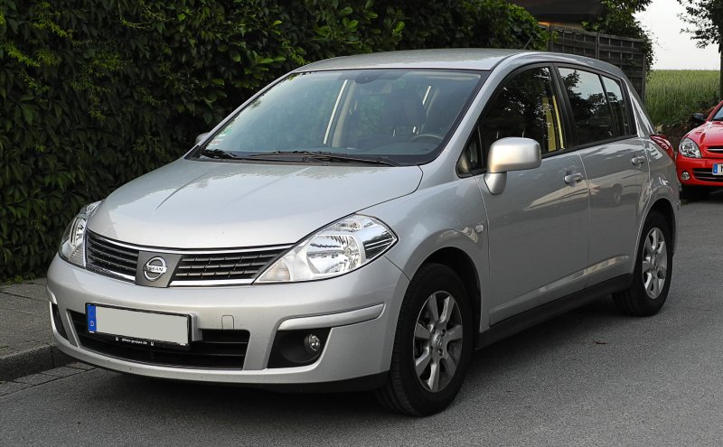 Nissan Tiida 2011 хэтчбек