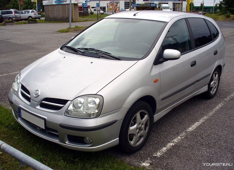 Nissan Almera Tino салон