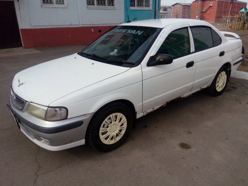 Nissan Sunny 2012