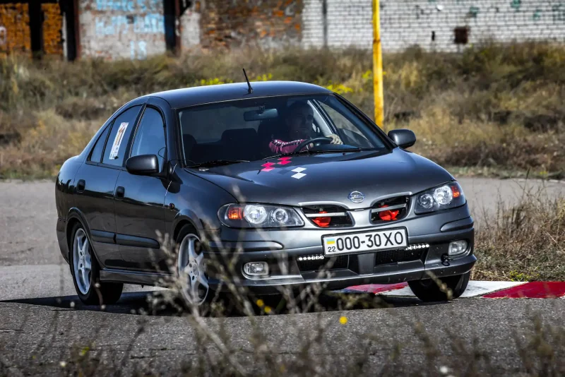 Nissan Almera II n16 салон