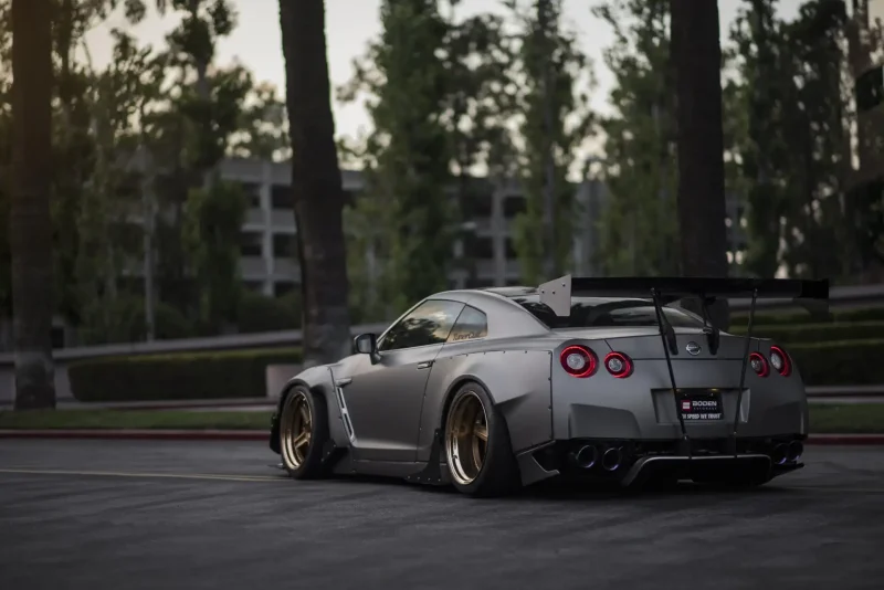 Машина Nissan GTR r35