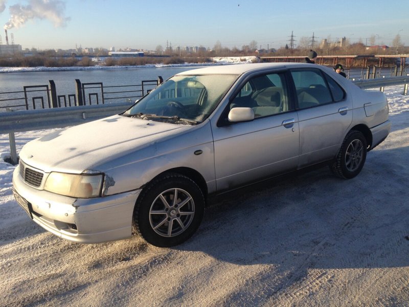 Белый Nissan Bluebird u14