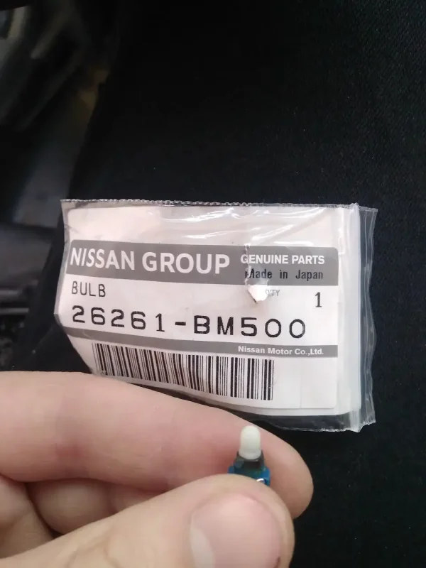 Nissan Blue cap LCD 26261-bm500