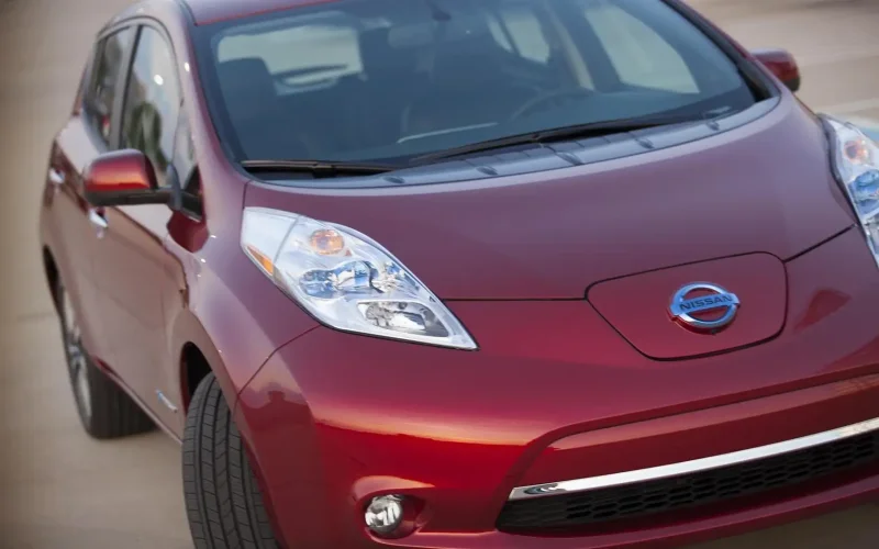 Электромобиль Nissan Leaf бордовый